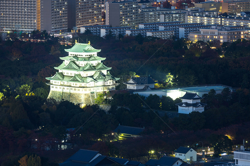 名古屋城堡的鸟瞰与名古屋市中心的天际线图片