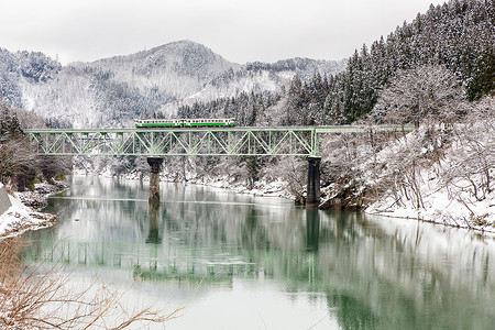 穿过雪火车火车冬季景观雪桥全景背景