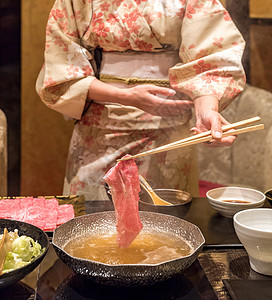 松坂牛肉A5瓦古牛肉沙布与蒸汽,日本火锅美食高清图片