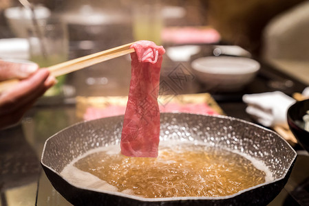 文火慢煮松坂牛肉A5瓦古牛肉沙布与蒸汽,日本火锅美食背景