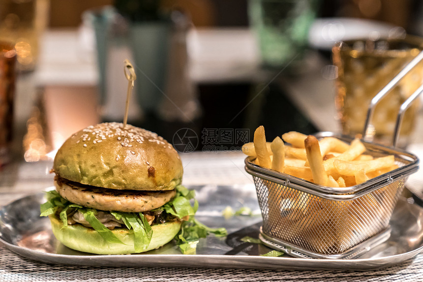 鸡肉汉堡配薯条快餐图片