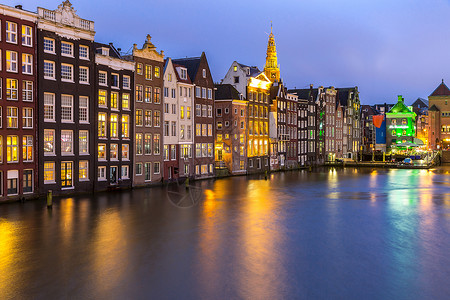 阿姆斯特丹运河尼古拉教堂黄昏荷兰高清图片