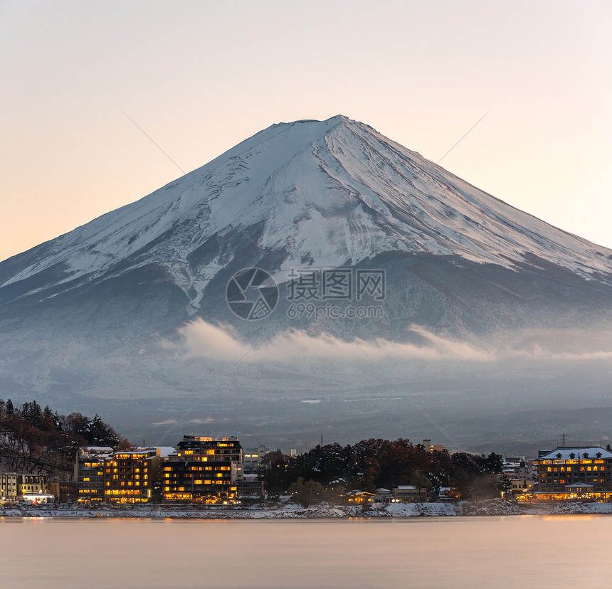 富士山Kawaguchiko湖看Kawaguchi日落图片