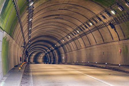 两车道公路隧道路高清图片