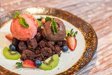 冰淇淋草莓蛋糕巧克力布朗尼与冰淇淋水果背景