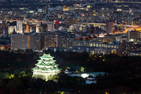 名古屋城堡的鸟瞰与名古屋市中心的天际线图片
