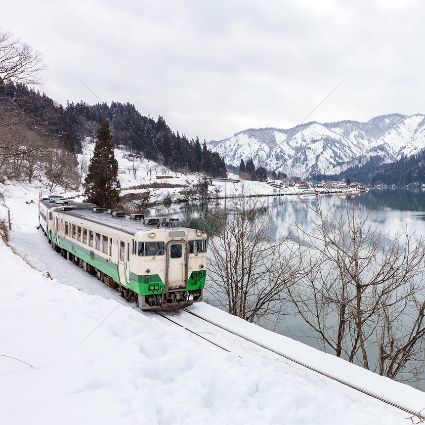 火车冬季景观雪桥上图片