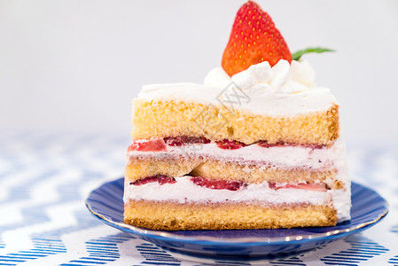 草莓切片方蛋糕用新鲜草莓切片草莓蛋糕顶部背景