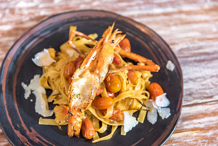 乳状的巨型虾意大利,意大利松鸡菜背景