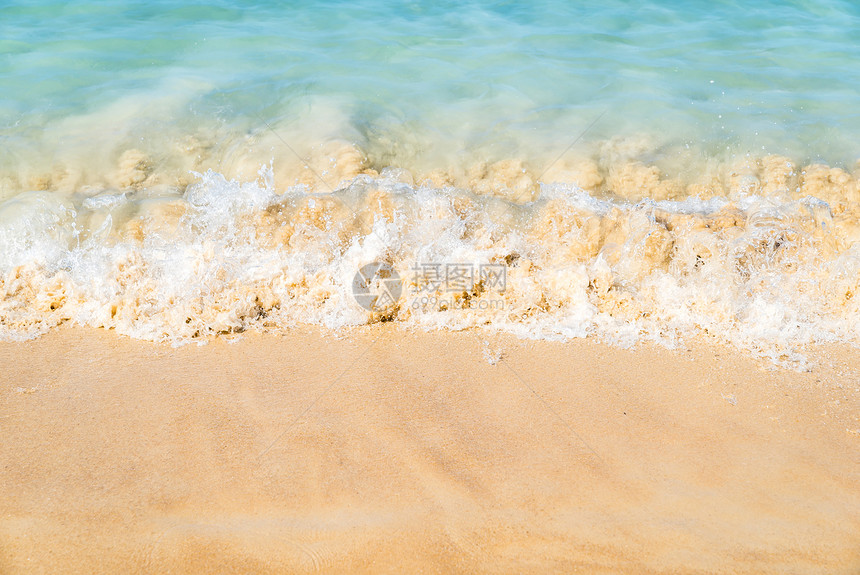 热带白沙滩的海浪图片