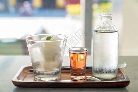 石灰冰块果汁与苏打水莫吉托石灰冰块背景图片