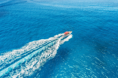 波罗的海岛屿海上摩托艇阳光明媚的日子里,人们透明的蓝色水中漂浮的船的鸟瞰夏天的风景无人机的顶部视图海景与游艇背景图片