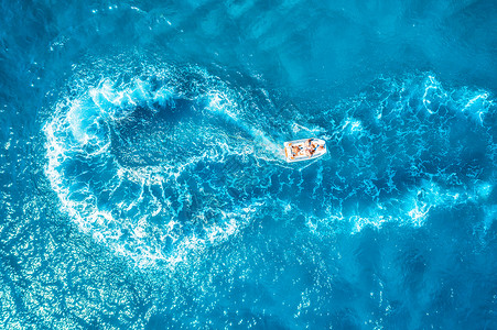 比利茨基浮动欧洲海上的快艇日出时人们透明的蓝色水中漂浮的船的鸟瞰图夏天的风景无人机的顶部视图海景与游艇海湾运动背景