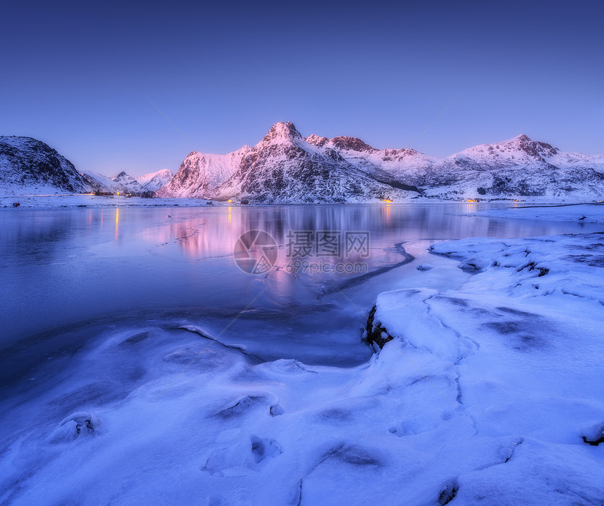 寒冷的海岸美丽的雪覆盖着冬天的群山美丽的峡湾挪威洛福滕岛的夜晚北欧景观水,冰,岩石,建筑,照明,蓝天图片