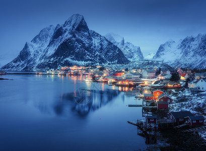 美丽的雷恩晚上,洛芬岛,挪威冬天的风景房子,村庄,照明,雪山雾,大海,蓝色多云的天空黄昏反射水中挪威罗布尔图片