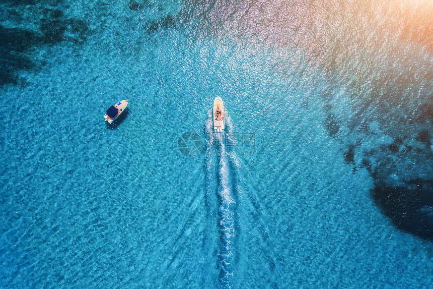 西牙巴利阿里奇群岛日落时海上的游艇透明蓝色水中豪华浮船的鸟瞰图夏天的风景无人机的顶部视图海景与摩托艇海湾图片