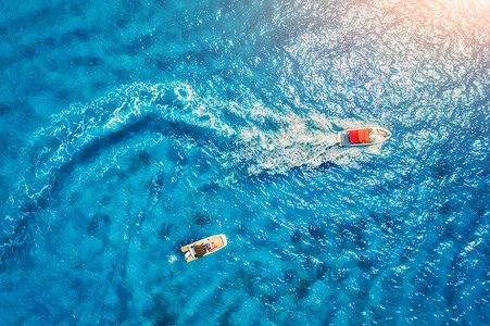机动船浮动天线航海高清图片