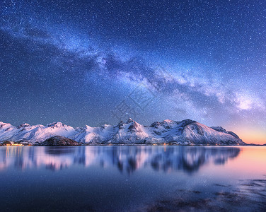 比利茨基石雪上明亮的银河覆盖着挪威冬天的山脉背景