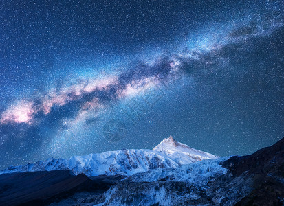 比利茨基星星雪山上方的银河美妙的景色与雪覆盖的岩石星空尼泊尔夜间山脉天空中喜马拉雅山的星星明亮的银河景观星系背景