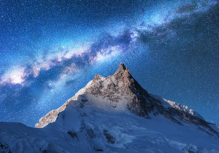好极了盖满雪山上方的银河美妙的景色与雪覆盖的岩石星空尼泊尔夜间山脉天空中喜马拉雅山的星星明亮的银河景观星系背景