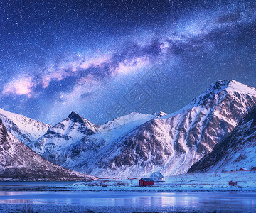 冬天的夜晚,房子雪的银河覆盖着山脉星空,小村庄,洛福滕岛的雪岩,挪威银河系水山脊建筑物的北欧景观空背景图片