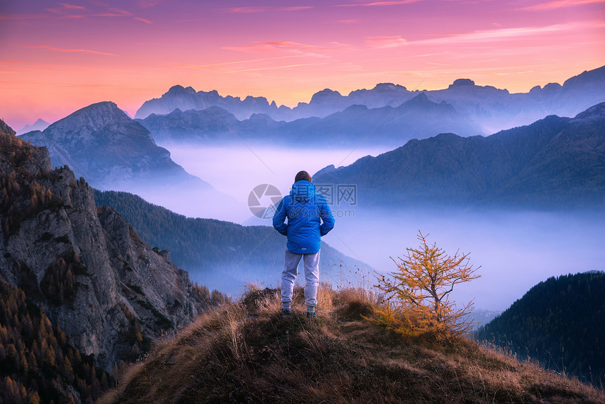 山顶上运动的人,白云岩秋天的彩色日落时,看着低云的山谷风景与旅行者,雾山,森林秋天,惊人的天空黄昏阿尔卑斯山图片