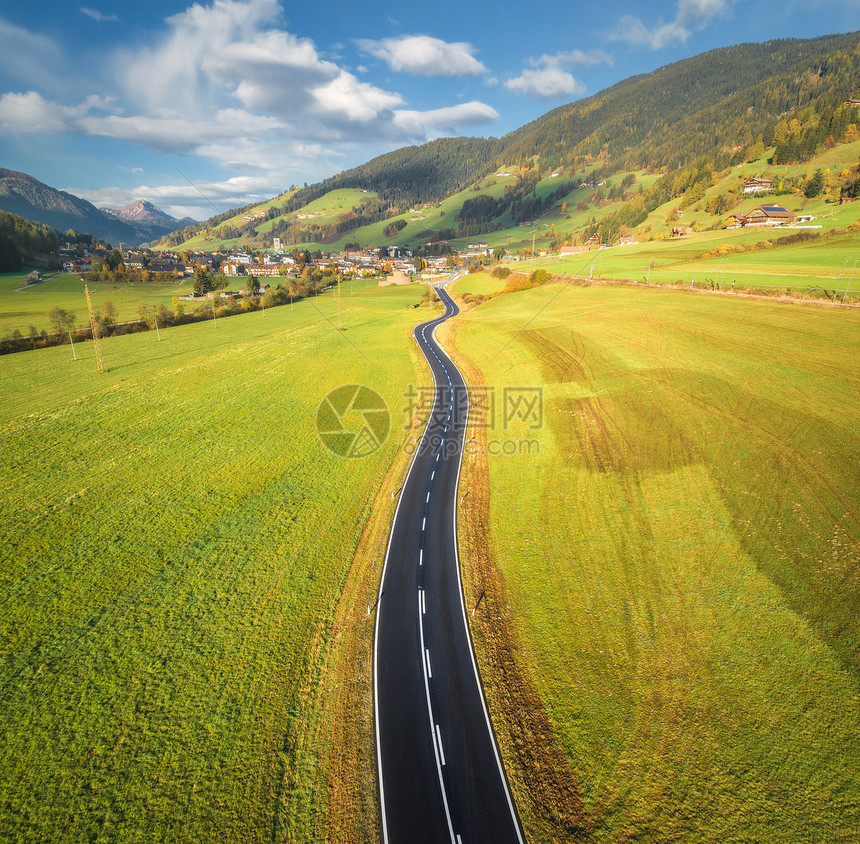 意大利白云石山谷道路的鸟瞰图完美的沥青道路的顶部景观,绿草草地,秋天的村庄公路穿过田野欧洲旅行旅行图片