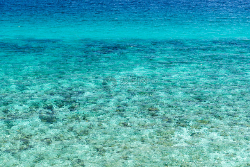 夏季安达曼海印度洋透明浅绿色海洋海水表岩石的顶部景观图片