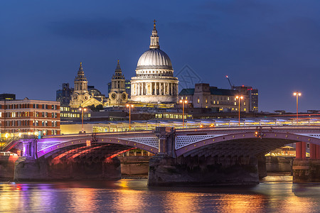 千禧桥保罗大教堂与泰晤士河日落黄昏英国伦敦背景