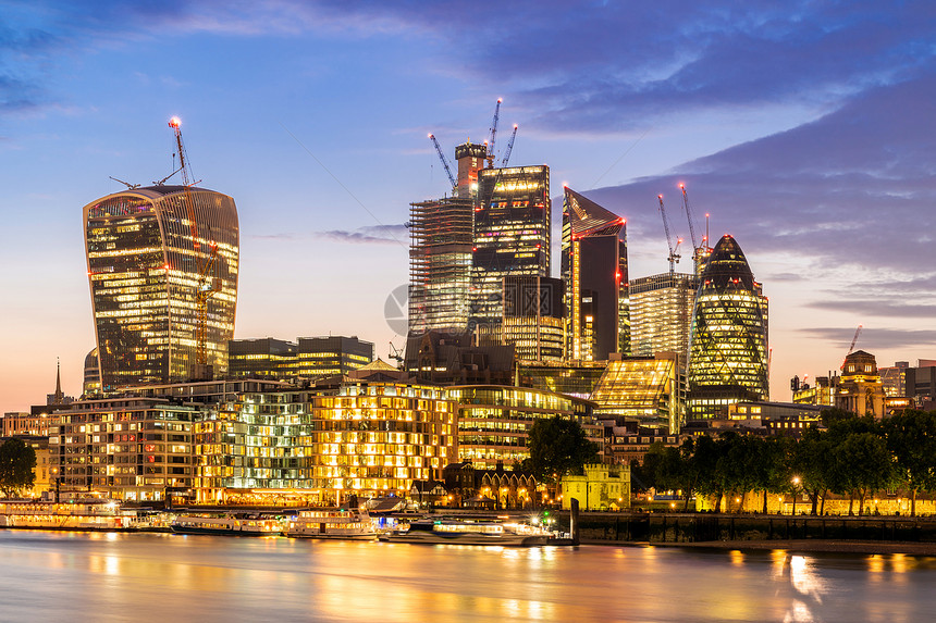 伦敦市中心城市景观天际线建筑与泰晤士河日落黄昏伦敦英国图片