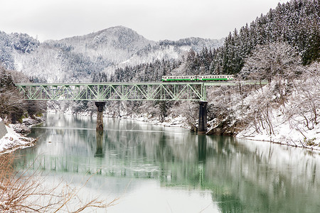 穿过雪火车火车冬季景观雪桥上背景