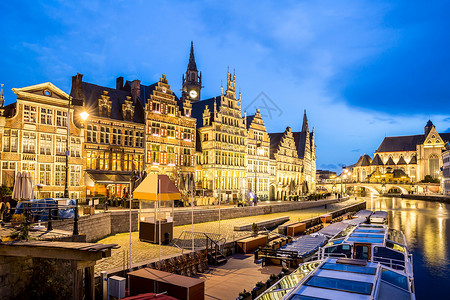 比利时根特镇里伊河上风景如画的中世纪建筑,黄昏时分图片