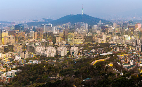 韩国全景首尔市中心城市景观的空中日落夜景与首尔塔图片