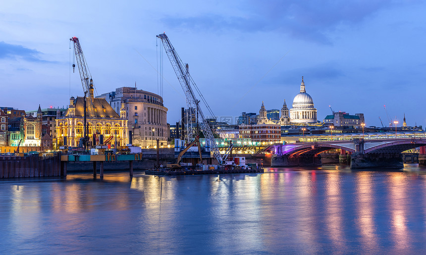 保罗大教堂全景与泰晤士河日落黄昏英国伦敦图片