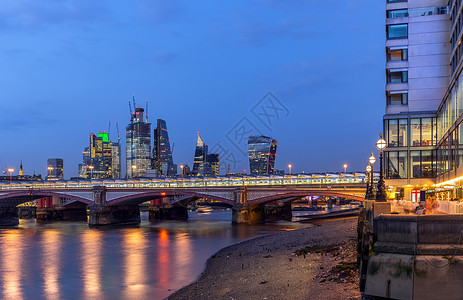 伦敦市中心建筑全景与泰晤士河日落黄昏伦敦英国图片