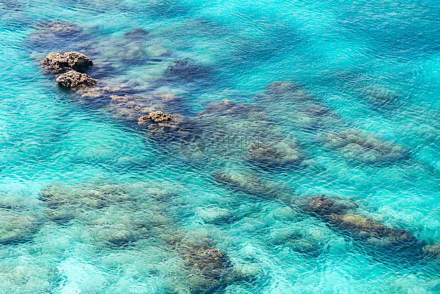 夏季安达曼海印度洋透明浅绿色海洋海水表岩石的顶部景观图片