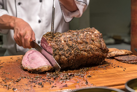 瓦格玉牛肉烤肉的雕刻高清图片