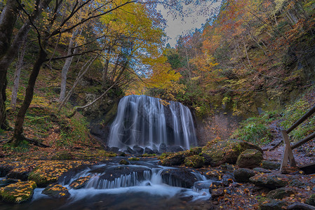 行政区域福岛秋秋季节的Tatsuzawafudo瀑布背景