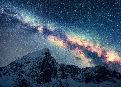 天峰银河雪山美丽的场景,雪覆盖岩石星空尼泊尔的夜晚山脉天空中喜马拉雅山的星星明亮的银河景观星系背景