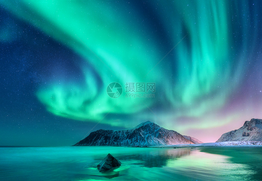 北极光挪威洛福滕岛的北极光天空极地的灯光星星夜间冬季景观极光,海天空反射,石头,沙滩雪山北极光挪图片