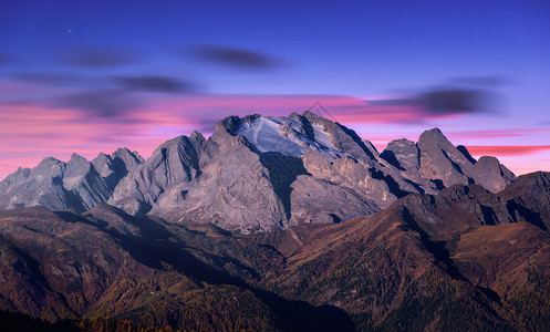意大利的白云岩,秋天的月光照亮了山峰美丽的风景山,森林山上,紫色的天空粉红色的云,星星黄昏意大利阿尔卑斯山背景图片
