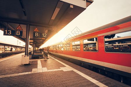 美丽的火车站与现代红色通勤列车彩色日落纽伦堡,德国带复古色调的铁路图片