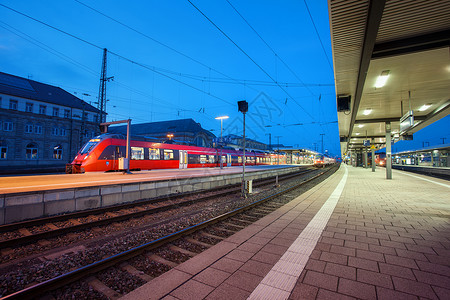 现代火车站,客运列车铁路轨道夜间纽伦堡,德国快速红色通勤列车工业景观图片