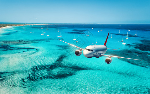 高度决定视野飞机夏天日出时飞越岛屿海洋风景与白色客机,海滨,船只,天空蔚蓝的水白色客机旅行度假空中视野背景