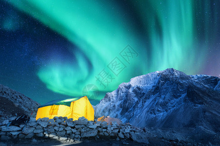黄色极光北极光,黄色发光帐篷雪山北极光,山脉,夜空冬天岩石,天空星星北极光绿色极光的景观背景