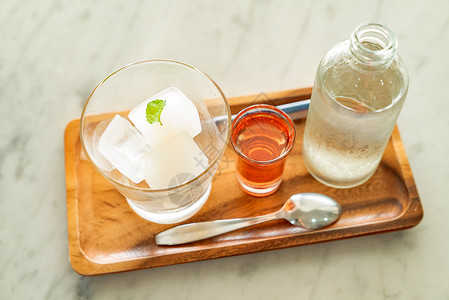 石灰冰块果汁与苏打水莫吉托图片
