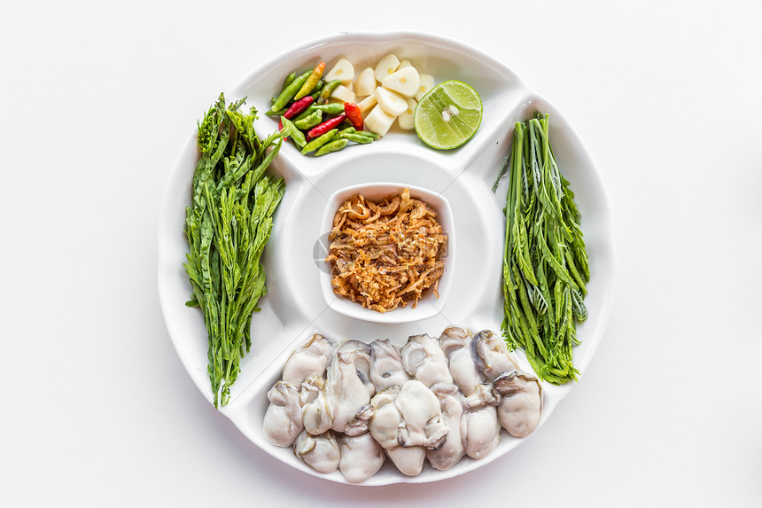 新鲜牡蛎与各种蔬菜白色背景图片