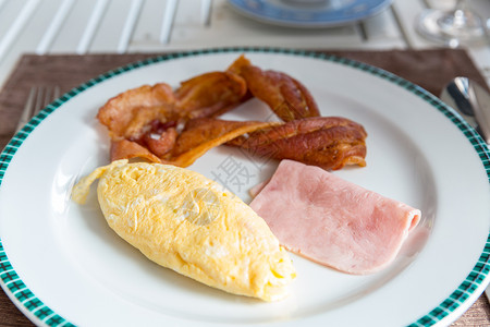 欧式早餐,包括煎蛋卷培根火腿图片
