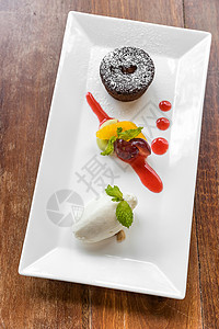 巧克力火锅熔岩蛋糕与冰淇淋新鲜水果图片