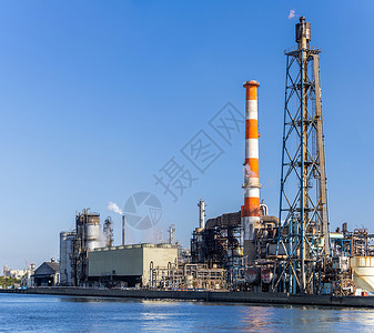 天然气设备石油石化工厂,天然气储存管道结构与烟雾日本东京附近的川崎市烟囱背景